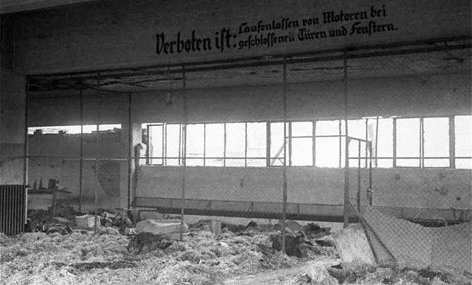 Blick in eine der als H&auml;ftlingsunterk&uuml;nfte genutzten Fahrzeughallen in der Nordh&auml;user Boelcke-Kaserne, April 1945 (nach der Befreiung) (Foto: Gedenkst&auml;tte Mittelbau Dora)