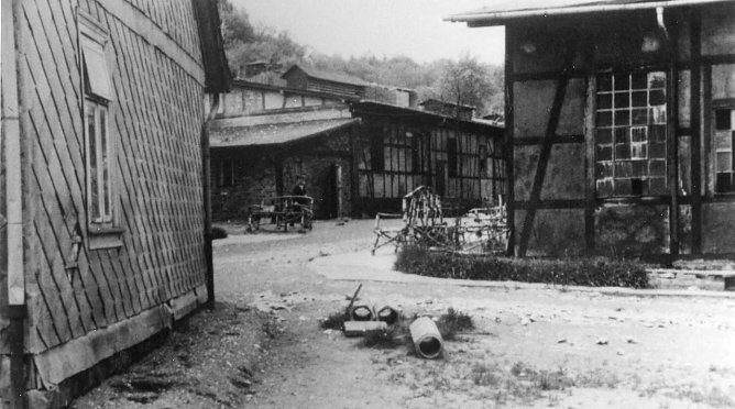 Ansicht des Lagers Ellrich-Juliush&uuml;tte, nach 1945. Rechts Block 1, im Hintergrund Mitte Block 4 (Foto: Gedenkst&auml;tte Mittelbau Dora)