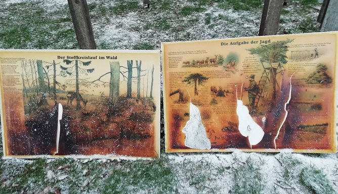 Besch&auml;digte Infotafeln (Foto: W. J&ouml;rgens)