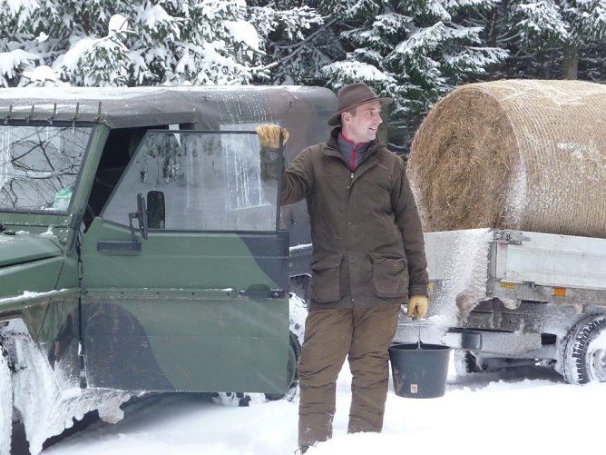 Auch im Winter k&uuml;mmert sich Weidmann Neu um das Wohl der Tiere (Foto: privat)