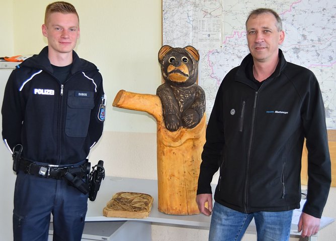 Gestohlener Holzb&auml;r konnte an Besitzer &uuml;bergeben werden (Foto: Landespolizeiinspektion Nordhausen)