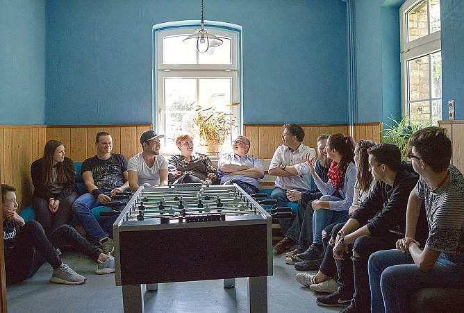 Der Landkreis Nordhausen erh&ouml;ht seine F&ouml;rderung f&uuml;r den Bleicher&ouml;der Jugendclub um 12.000 Euro. Der 1. Beigeordnete des Landkreises Stefan N&uuml;&szlig;le hat dazu jetzt den Vertrag mit der Landgemeinde Stadt Bleicherode vereinbart (Foto: Pressestelle Landratsamt Nordhausen)