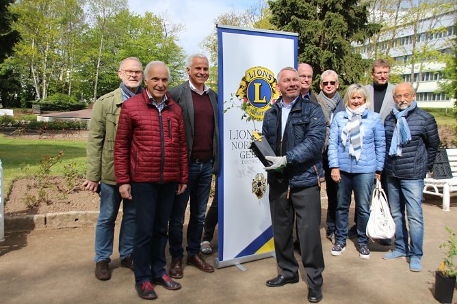 Oliver W&ouml;nnmann &uuml;bergibt symbolisch die Lions-Rose an den ehrenamtlichen Beigeordnten Peter Uhley (Foto: Pressestelle Stadt Nordhausen)