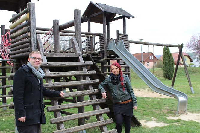 Chris Schr&ouml;der und Sarah Schnause auf einem Spielplatz in Heringen (Foto: Junge Union Nordhausen)