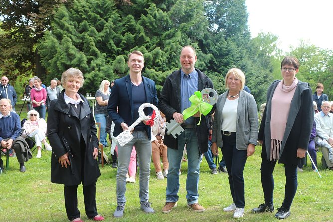 Schl&uuml;ssel&uuml;bergabe an den neuen Vorstand (Foto: Angelo Glashagel)