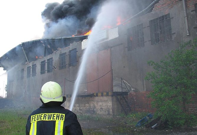 Die Feuerwehren beim Brandeinsatz auf dem Bahnhofsgelände im Mai 2006 (Foto: psv) Die Feuerwehren beim Brandeinsatz auf dem Bahnhofsgelände im Mai 2006 (Foto: psv)