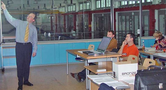 Prof. Dr. Stefan Zahradnik, vor Public-Management-Studenten (Foto: fhn)