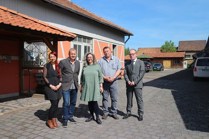 v.l.: Bereichsleiterin Sarah Schnause, Gesch&auml;ftsf&uuml;hrer Ren&eacute; K&uuml;bler, Sozialministerin Heike Werner, Hofchef Enrico Schmidt und Referatsleiter Matthias Frank (Foto: Angelo Glashagel)