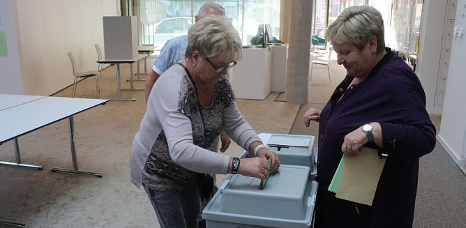 Die letzte W&auml;hlerin im Wahllokal B&uuml;rgerhaus, Sonntag kurz vor 18 Uhr (Foto: Angelo Glashagel)