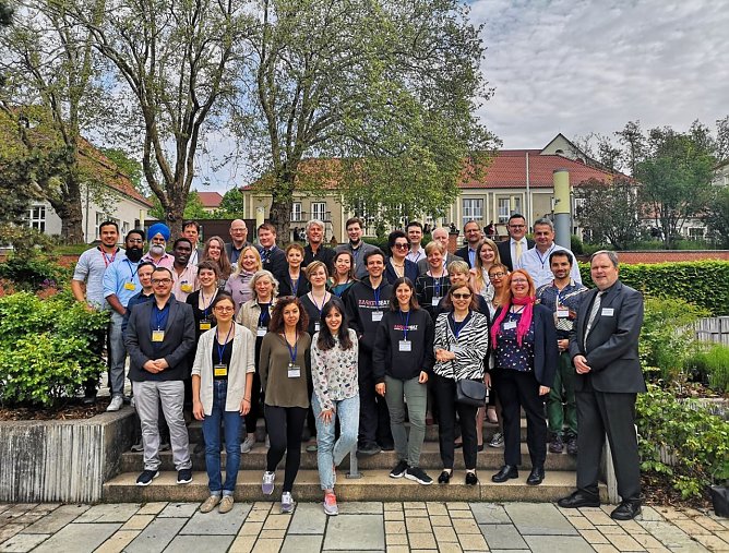 Dozentinnen und Dozenten aus aller Welt auf dem Campus der Hochschule Nordhausen (Foto: Melano Dadalauri)