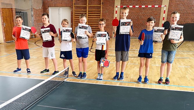 Zwei Tischtennis-Sterne gab es f&uuml;r Maximilian Mund, Christoph Pohl, Theo Gunkel, Paul Fischer, Florian Spie&szlig;, Jonathan Ibe, Ahmad Al Haj Ali, Johann Bendert und Jannis Hohmann (Foto: Emanuel Fischer)