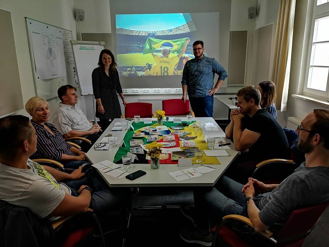 Studierende der Internationalen Betriebswirtschaft arbeiten in ihrem letzten Semester an einem Konzept, den vor allem�in Brasilien bekannten und dort�pur getrunkenen Zuckerrohrschnaps�Cacha&ccedil;a auch deutschen Konsumenten schmackhaft zu machen (Foto: Melano Dadalauri)