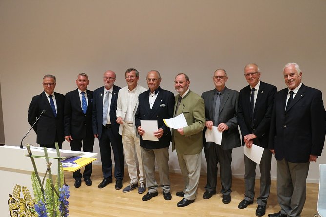 Geehrt f&uuml;r 25 Jahre Lions-Engagement: (v.r.) Friedrich Kray, Jochen Einenckel, Reiner Kirsch, Manfred Schr&ouml;ter, Bernhard Sourell und Alfred St&ouml;ber und Kurt Schrot (links) (Foto: Angelo Glashagel)