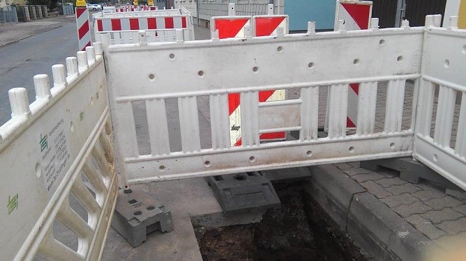 Eingebaut wurden vier Sickersch&auml;chte und Stra&szlig;eneinl&auml;ufen. Jetzt kann sich kein Wasser mehr bei starken Regenf&auml;llen anstauen. (Foto: Kurt Frank)