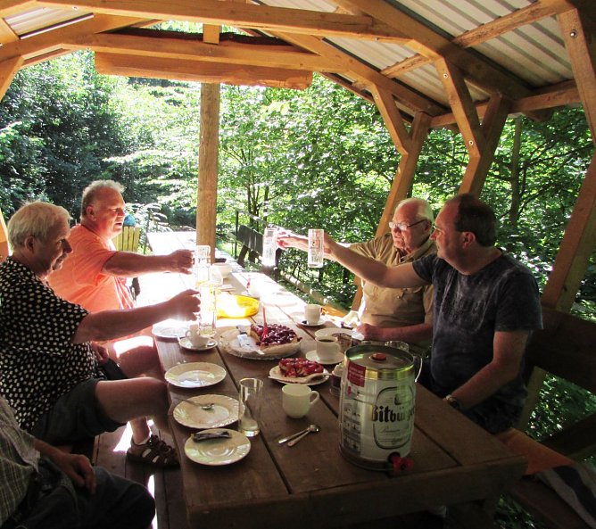 Bergwerk -und Wanderf&uuml;hrergruppe feiert ihr Ehrenmitglied (Foto: Lydia Schubert)