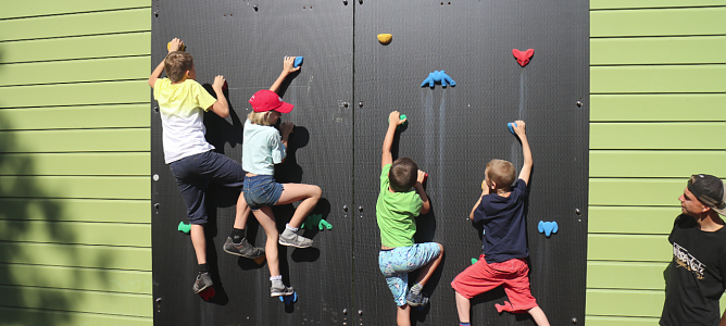 Zur Feier des Tages wurde am F&ouml;rderzentrum Pestalozzi heute die neue Kletterwand er&ouml;ffnet (Foto: Angelo Glashagel)