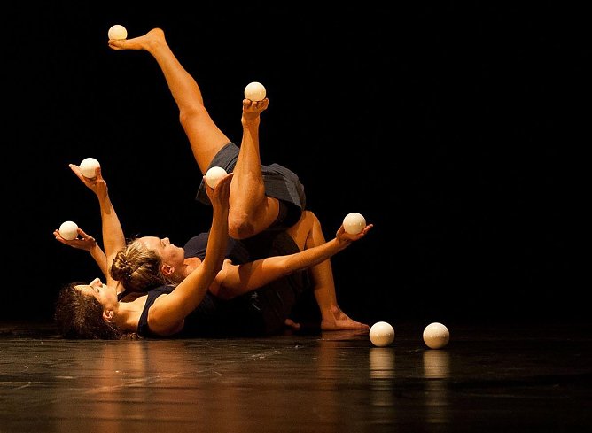 Am kommenden Dienstag, 9. Juli, 19 Uhr, zeigen Ariane Oechsner und Roxana K&uuml;wen ihre faszinierenden Ballk&uuml;nste (Foto: studio 44 e.V.)