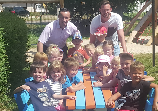 Kindertageseinrichtung in Gro&szlig;wechsungen bekam neue Outdoor-Sitzbank (Foto: Ren&eacute; Fullmann )