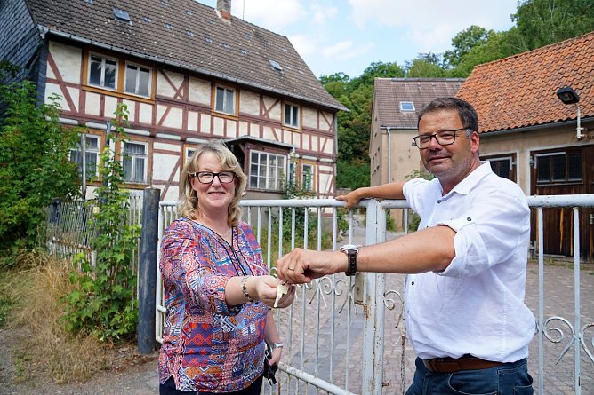 SWG-Gesch&auml;ftsf&uuml;hrerin Inge Klaan erh&auml;lt von Verbandsvorsitzendem Frank Rostek symbolisch die Schl&uuml;ssel f&uuml;r das Wasserverbandsgel&auml;nde in der Nordh&auml;user Altstadt. (Foto: Susanne Schedwill)