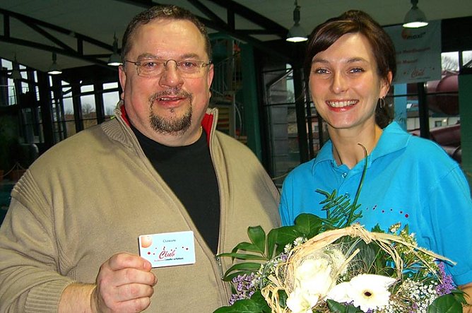 Sandra Wernsdorf gratuliert Herrn Kramer  (Foto: badehaus)