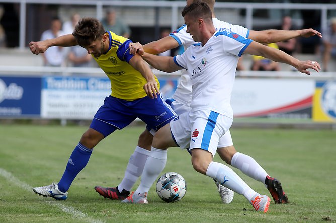 Kovac und G&uuml;mpel nehmen Koplin in die Zange (Foto: FSV Wacker 90 Nordhausen)