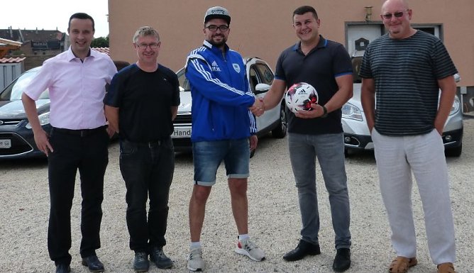 Die Vereinsvertreter um Abteilungsleiter Ren&eacute; Fullmann nahmen den Ball vor dem ersten Heimspiel von Firmen Inhaber A. Mejder mit Freude entgegen und bedankten sich recht herzlich. Inhaber Alexander Mejder w&uuml;nschte f&uuml;r die kommende Saison viel Erfolg (Foto: privat)