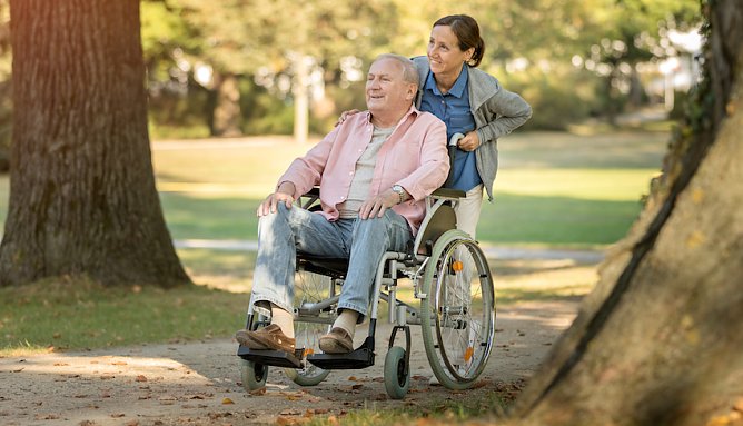 senior wird gepflegt (Foto: UPD) senior wird gepflegt (Foto: UPD)