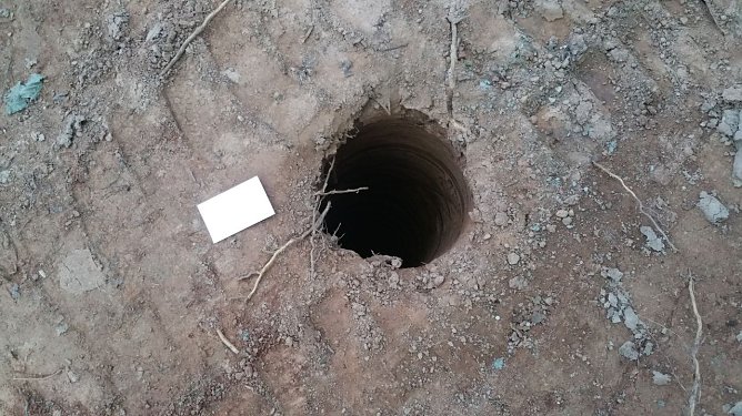 Bohrloch mit Größenvergleich (Foto: Steffen Iffland) Bohrloch mit Größenvergleich (Foto: Steffen Iffland)