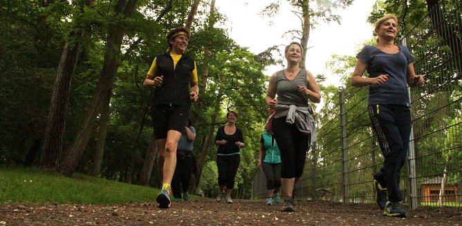 Sabine Schröder (links) mit ihrem Laufkurs im Stadtpark (Foto: Angelo Glashagel) Sabine Schröder (links) mit ihrem Laufkurs im Stadtpark (Foto: Angelo Glashagel)