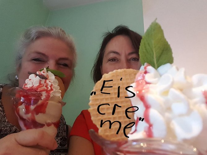 Anja Eisner und Susanne Hinsching lesen demn&auml;chst "Eiscreme" in der Traditionsbrennerei (Foto: Echte Nordh&auml;user Traditionsbrennerei)