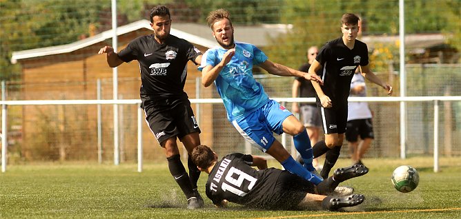 R&uuml;des Einsteigen von Hinrichsmeyer gegen Ernst (Foto: Michael Liedke)