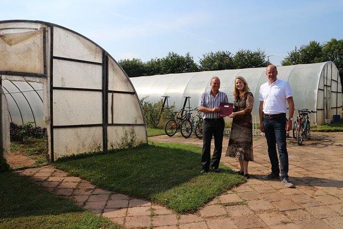 v.l.: Ren&eacute; K&uuml;bler, Monique van Asten, Landrat Matthias Jendricke (Foto: Angelo Glashagel)