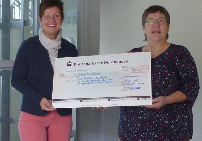 Scheck &uuml;berreicht (Foto: privat)