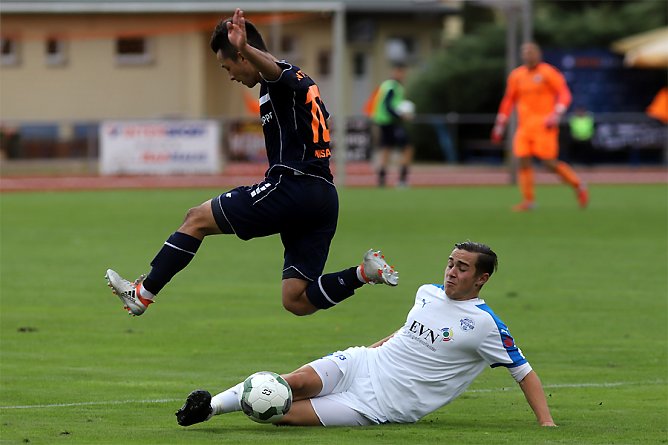 Lennart Liese tackelt, Christopher Misaki hebt ab (Foto: FSV Wacker 90 Nordhausnen)
