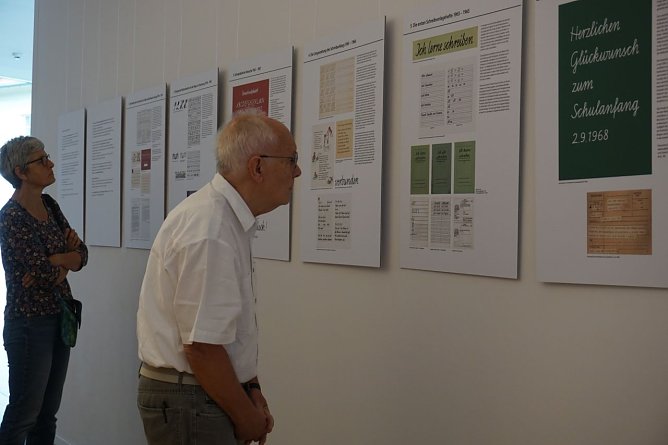 An mehreren Tafeln kann man sich &uuml;ber die Entwicklung der Schreibschrift informieren. (Foto: Susanne Schedwill)