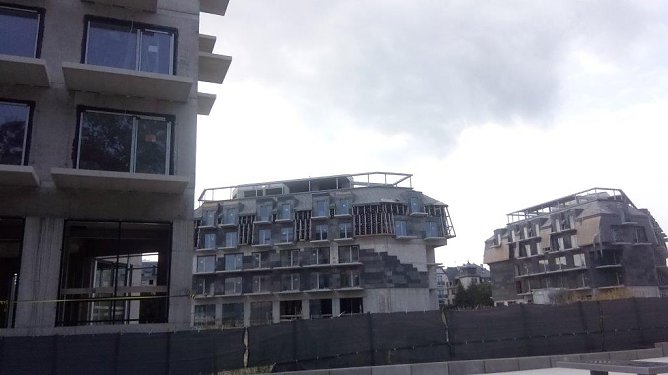 Als Hotels vorgesehen, r&uuml;hrt sich an den drei Rohbauten seit &uuml;ber einem Jahr keine Hand mehr. (Foto: Kurt Frank)