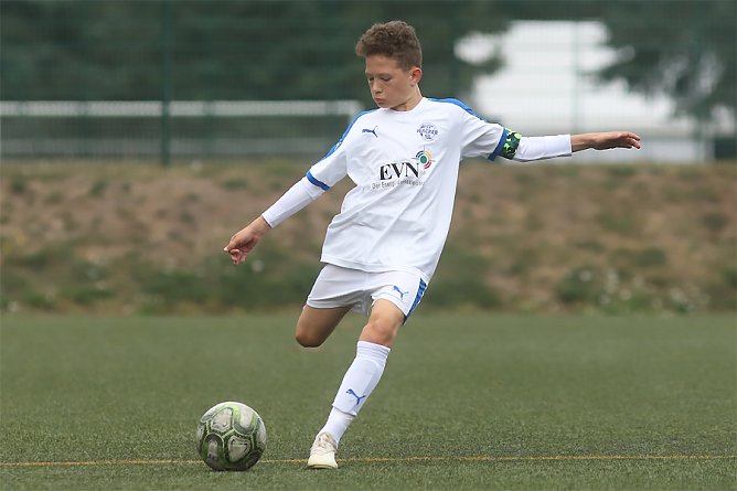 Adrian Hanselmann am Ball (Foto: FSV Wacker 90 Nordhausen)