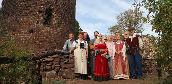 Die Mitgleider des Vereins für lebendiges Mittelalter auf der Ebersburg (Foto: Angelo Glashagel) Die Mitgleider des Vereins für lebendiges Mittelalter auf der Ebersburg (Foto: Angelo Glashagel)