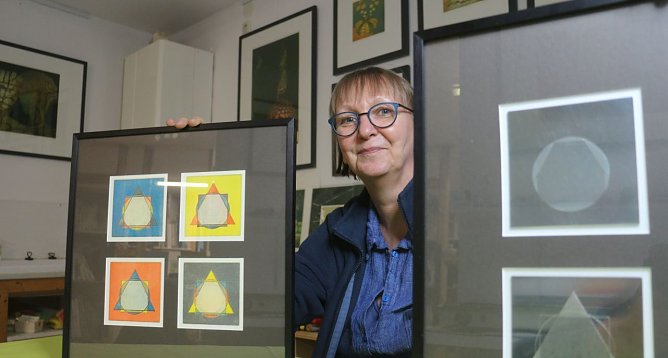 Ute Zyrus-Gonska mit Druckplatten und dem fertigen Ergebnis (Foto: Angelo Glashagel)