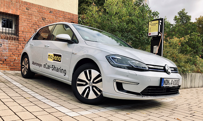 Ein Car-Sharing E-Golf an der Nordh&auml;user Hochschule (Foto: IntraSol)