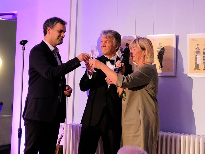 Oberb&uuml;rgermeister Kai Buchmann, Intendant Daniel Klajner und die Vorsitzende des Theater-F&ouml;rdervereins Barbara Rinke er&ouml;ffneten die Feierlichkeiten (Foto: Jost R&uuml;nger)