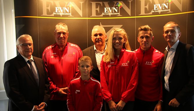 Alte Bande neu gefestigt - v.l.: EVN Gesch&auml;fstf&uuml;hrer Rolf G&ouml;ppel, Trainer Jons Anhalt, Sportkoordinator a. D. Werner H&uuml;tcher, die Nachwuchstalente Damian Bachmann und Karolin Glasenapp, Seniorensprintmeister Marco Bachmann und EVN-Gesch&auml;fstf&uuml;hrer Mario Laufer (Foto: Angelo Glashagel)