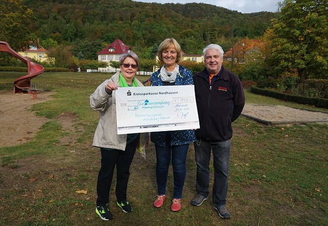 Christel und Frank-Dieter Meyer &uuml;bergaben an Ilfelds Ortschaftsb&uuml;rgermeisterin Petra Gerlach (Mitte) einen symbolischen Spendenscheck in H&ouml;he von 150 Euro (Foto: Susanne Schedwill)
