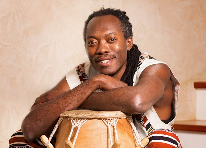 Kofi Quarshie ist einer der renommiertesten Percussionspieler Ghanas (Foto: Jazzclub Nordhausen)