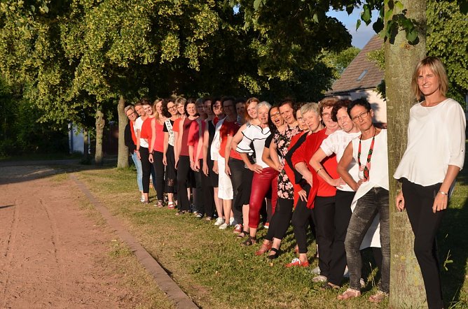 Der Frauenchor "nova cantica" (Foto: Susanne Schickschneit)