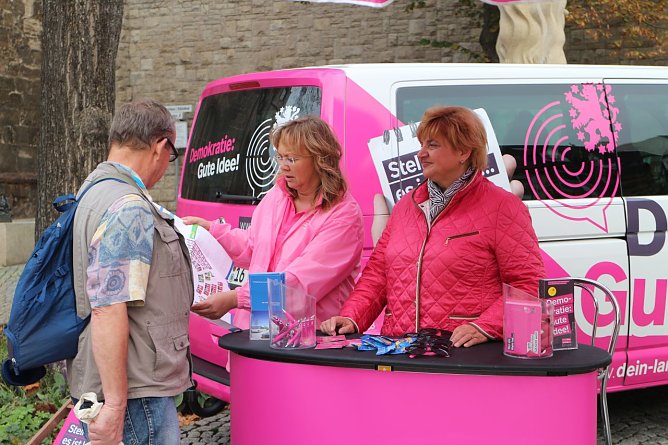 v.l.: Andrea Kaiser und Landtagspr&auml;sidentin Birgit Diezel erkl&auml;ren die Arbeit des Th&uuml;ringer Landtags (Foto: Angelo Glashagel)