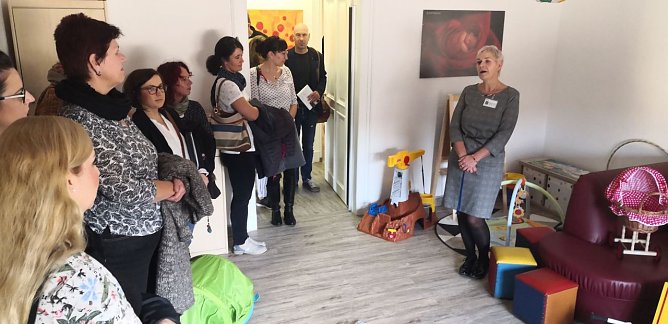 Cornelia Riemekasten erkl&auml;rt die einzelnen Zimmer (Foto: nnz)