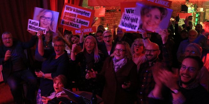 Die Linke feiert ihren Wahlerfolg (Foto: Angelo Glashagel)