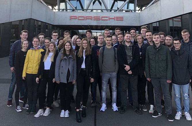 Zu Besuch im Porsche-Werk Leipzig: Sch&uuml;lerinnen und Sch&uuml;ler des Schiller-Gymnasiums (Foto: Johannes Eichhorn, Lehrer am Schillergymnasium)