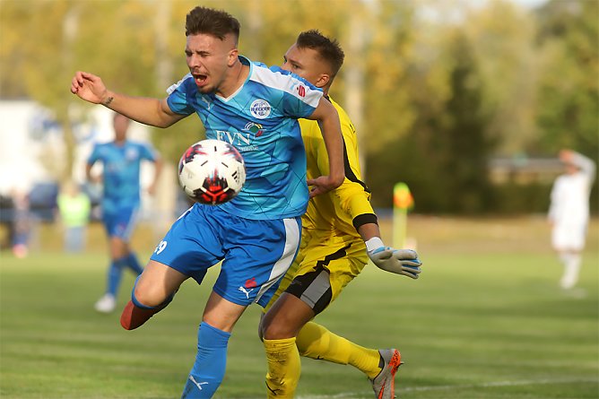 Mema (vorne) wird von Wurster im Strafraum "abgeräumt" (Foto: FSV Wacker 90 Nordhausnen) Mema (vorne) wird von Wurster im Strafraum "abgeräumt" (Foto: FSV Wacker 90 Nordhausnen)